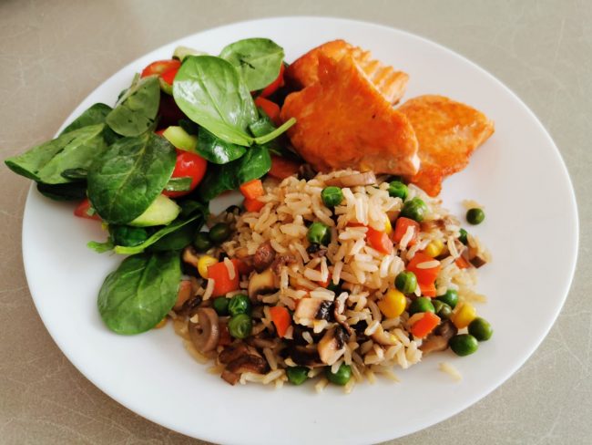 somon orez legume salata somon orez legume salata